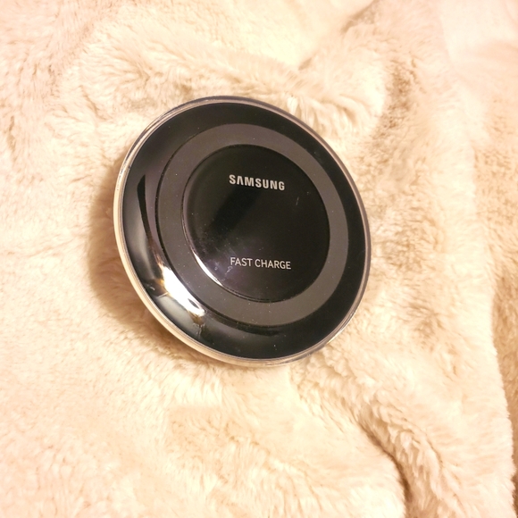 Samsung Wireless Fast Charging Pad. - Picture 2 of 8